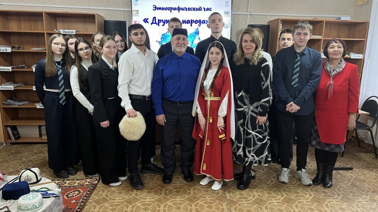 "Дружим народами". "Дружим народами".